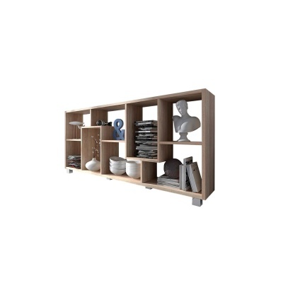 Estante de madeira clara com divisórias e vários objetos decorativos