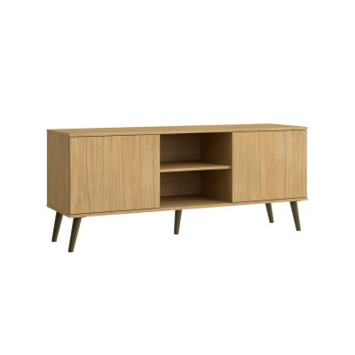 Móvel de madeira clara com portas e prateleiras sobre fundo branco