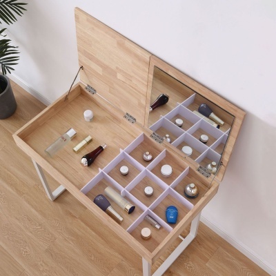 Mesa de maquilhagem aberta com espelho e produtos cosméticos organizados