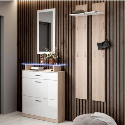 Mobiliário de hall com sapateira branca e madeira clara junto a parede de ripado escura