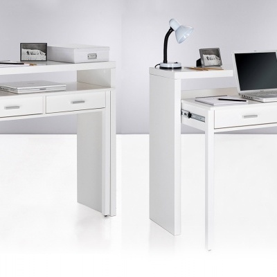 Secretária branca moderna com gavetas e prateleira superior, mostrada em dois modos, com laptop e lâmpadas de mesa.