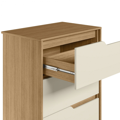 Cômoda de madeira castanho claro com gavetas bege