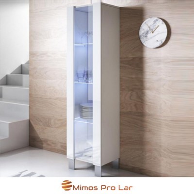 Móvel alto de cozinha branco com portas de vidro e relógio de parede branco com padrão mármore