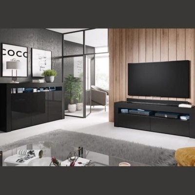 Móveis de sala de estar pretos em ambiente moderno com televisão na parede de madeira