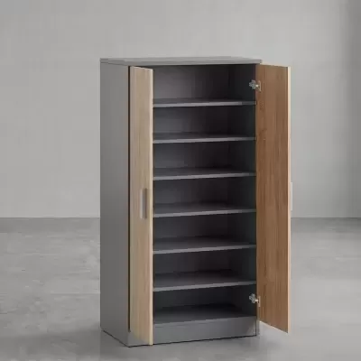 Armário cinzento com portas de madeira clara abertas mostrando prateleiras interiores