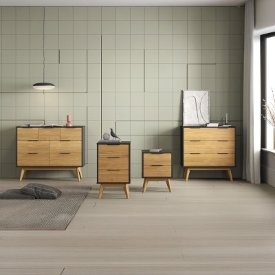 Móveis de madeira clara e ambiente minimalista com parede verde quadriculada