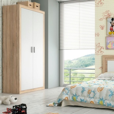 Roupeiro madeira clara com portas brancas num quarto infantil com cama e decoração temática de Mickey Mouse