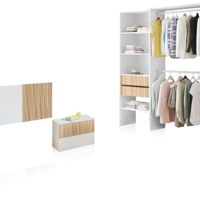 Conjunto de móveis para quarto branco com detalhes em madeira clara