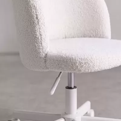 cadeira de escritório branca giratória com tecido bouclê