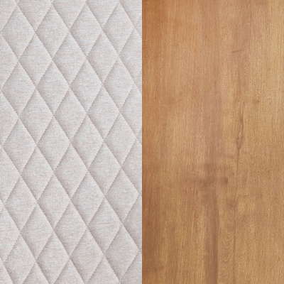 Tecido branco acolchoado e superfície de madeira clara lado a lado