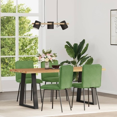 Conjunto de mesa retangular de madeira clara com quatro cadeiras verdes estofadas e decoração interior