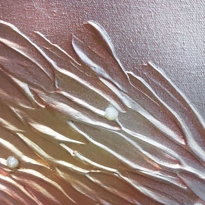 Textura metálica em relevo com tons rosa e dourado e pequenas esferas translúcidas