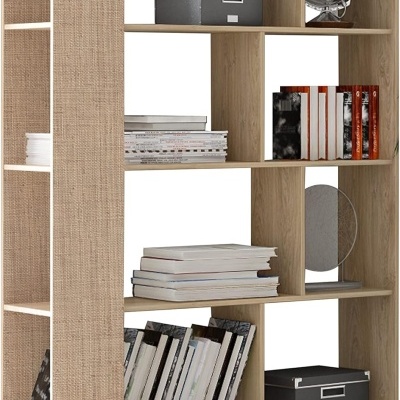 Estante de madeira clara com livros, caixas cinzentas e objetos decorativos