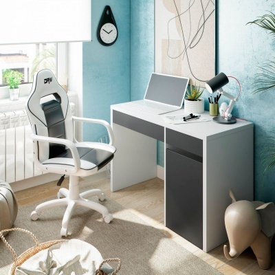 Escritório com secretária branca e preta, cadeira de escritório branco e preto, computador portátil, candeeiro e relógio preto