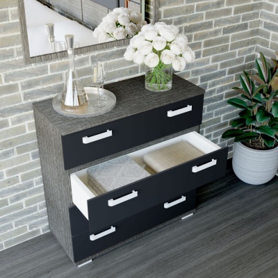 Cómoda preta com três gavetas e decoração com flores brancas e acessórios em bandeja