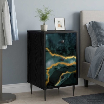 Cômoda preta de madeira com padrão artístico azul escuro e amarelo nas gavetas ao lado de cama e parede azul-claro.