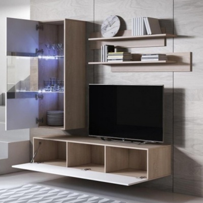 Móvel suspenso em madeira clara com televisão e prateleiras decorativas