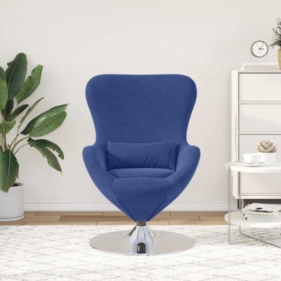 Cadeira azul em veludo com base metálica redonda numa sala moderna com tapete branco e plantas