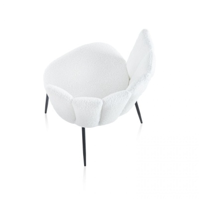 Cadeira branca com estofos felpudos e pernas pretas