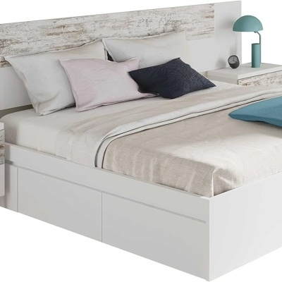 Conjunto de quarto com cama e mesas de cabeceira em branco e madeira clara com candeeiros azuis