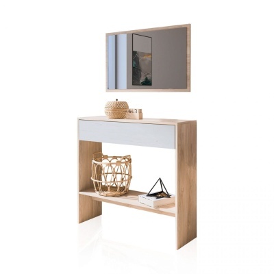Móvel de entrada em madeira clara com gaveta branca, cesto de vime e espelho retangular suspenso