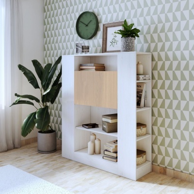 Estante branca com porta de madeira clara decorada com livros e vasos ao lado de parede com padrão geométrico