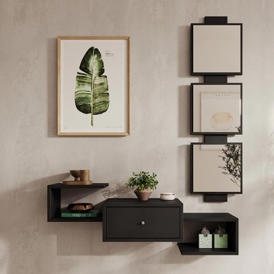 Prateleiras de parede pretas com decoração incluindo plantas, livros e quadros decorativos com imagens de folhas