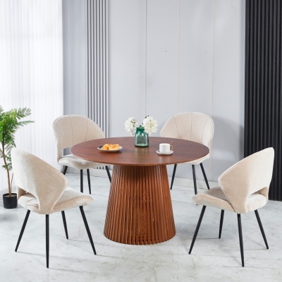 Mesa redonda de madeira castanha com base escultórica e quatro cadeiras bege claro em ambiente interior