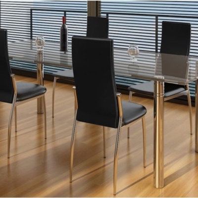 Mesa de jantar de vidro com quatro cadeiras em estofos pretos e chão de madeira clara