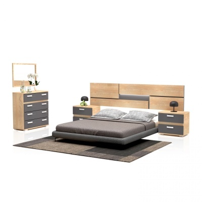 Conjunto de mobiliário de quarto com cama cinzenta, mesas de cabeceira cinzentas e cómoda com espelho e flores