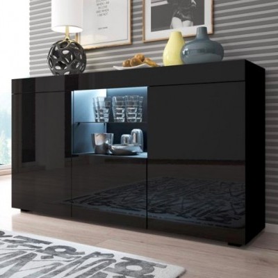 Aparador preto brilhante com porta de vidro iluminada e decoração no topo