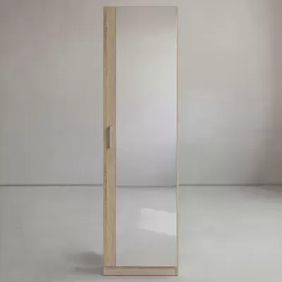 Armário com porta espelhada e estrutura em madeira clara