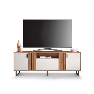 Aparador de TV moderno com madeira clara e portas brancas