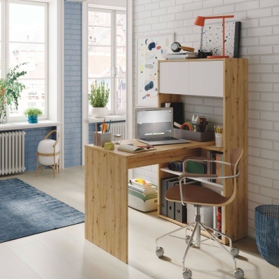 Escritório luminoso com secretária de madeira clara, cadeira castanha, computador e candeeiro laranja