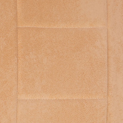 Estofagem castanho claro com textura aveludada e costura em painéis retangulares