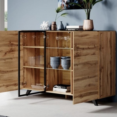 Aparador em madeira clara com portas de vidro e moldura preta, com utensílios e decoração interior