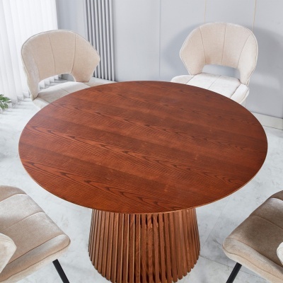 Mesa de jantar redonda de madeira castanha com quatro cadeiras estofadas bege claro