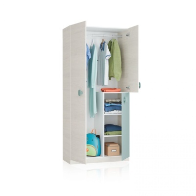 roupeiro de madeira clara com três portas, roupas penduradas e prateleiras internas organizadas