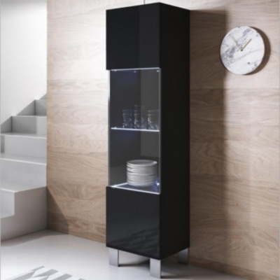 Móvel alto preto com portas de vidro e louça, parede de madeira clara e relógio redondo