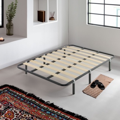 Estrado de cama de metal cinza escuro com ripas de madeira claras em quarto branco com janela e tapetes coloridos