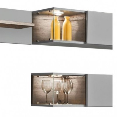 Armários suspensos cinza com interior em madeira e portas de vidro com iluminação interna