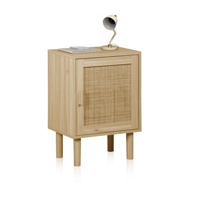 Mesa de cabeceira de madeira clara com porta de tela trançada, lâmpada branca e bege e livros.