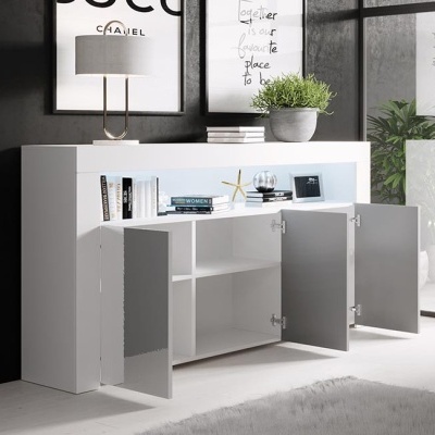 Móvel de sala branco com portas abertas, decoração e iluminação interior