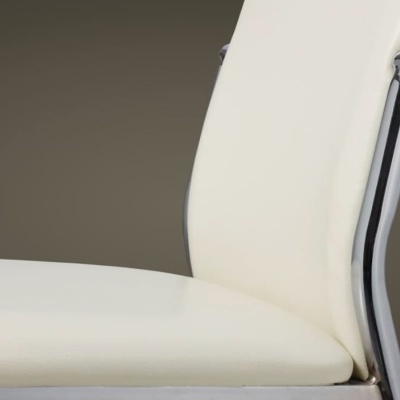 Cadeira de escritório branca com estrutura metálica