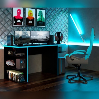 Setup gaming com secretária preta, dois ecrãs, cadeira branca e decoração moderna.
