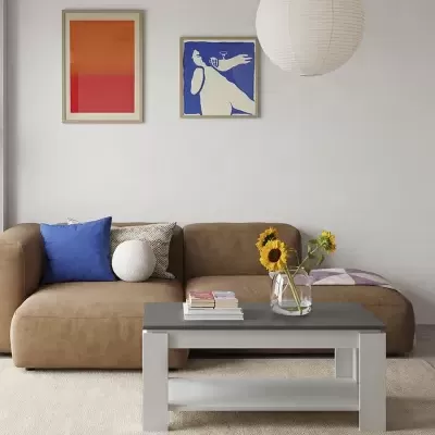 Sala de estar com sofá castanho, almofadas coloridas, mesa baixa com vaso de girassóis, quadros abstratos e candeeiro pendente branco.