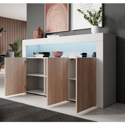 Aparador branco com portas de madeira clara aberto em sala com parede cinza e decoração