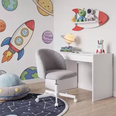 Quarto infantil decorado com tema espacial e móveis brancos.