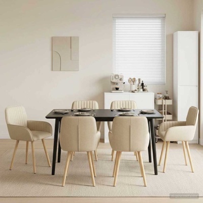 Sala de jantar com mesa preta e seis cadeiras estofadas bege