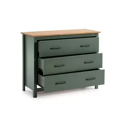 Cómoda verde com tampo em madeira natural e três gavetas abertas